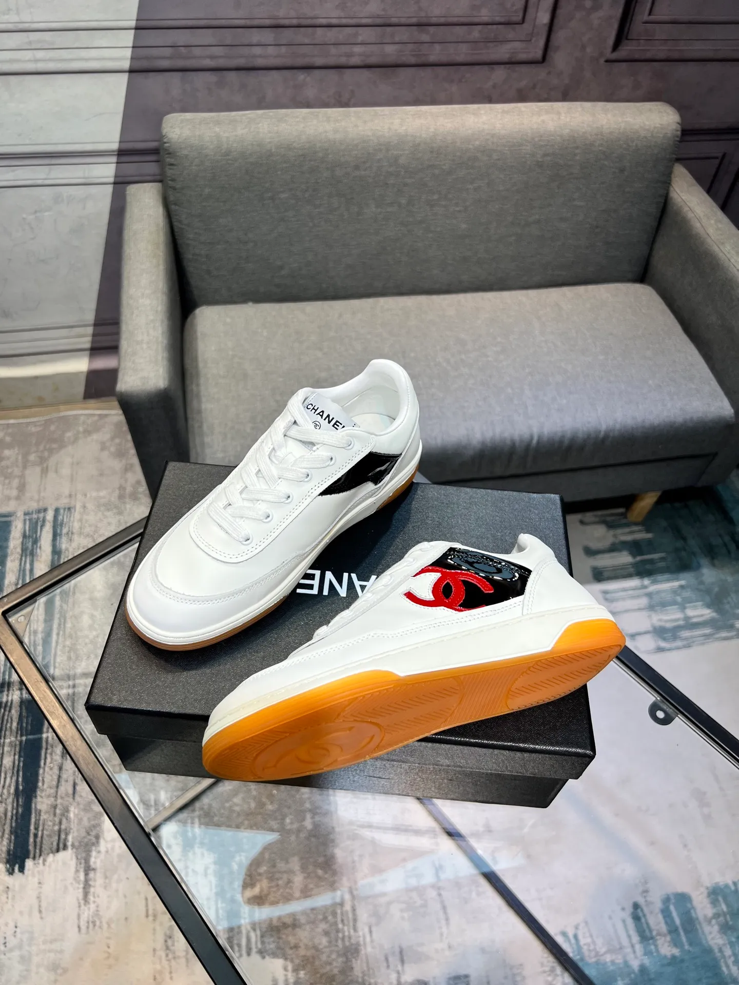 Men's men's shoes 💰620 Exclusive real shot (top version) CHANEL Chanel's new panda sneakers Panda shoes Chanel 2025ss color matching thick-soled casual sports shoes sneakers Counter synchronization The counter is very popular Very difficult to buy a shoe The most popular thick-soled panda shoes on the Internet It is obvious that Xiaoxiang control cannot miss it Simple and versatile white shoes that have both good looks and comfort Thick sole increases height, is super versatile and can be worn with eyes closed😍 Whoever wears it will look better. Upper: calfskin. Lining: imported sheepskin lining. Outsole: TPU original outsole. Size: 35-44 (41 for women, 40 for men, custom made).